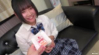    在快餐店搭讪笑容可爱的10代现2年级学生。稚嫩的脸庞、美丽的巨乳和穿着制服的健壮身材实在太好色了。「拿出-cd1 - coolhotav