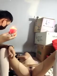    【性虐】颜值不错贫乳萌妹子 玩SM手铐小皮鞭带毛毛虫指套扣b不要错过 - coolhotav